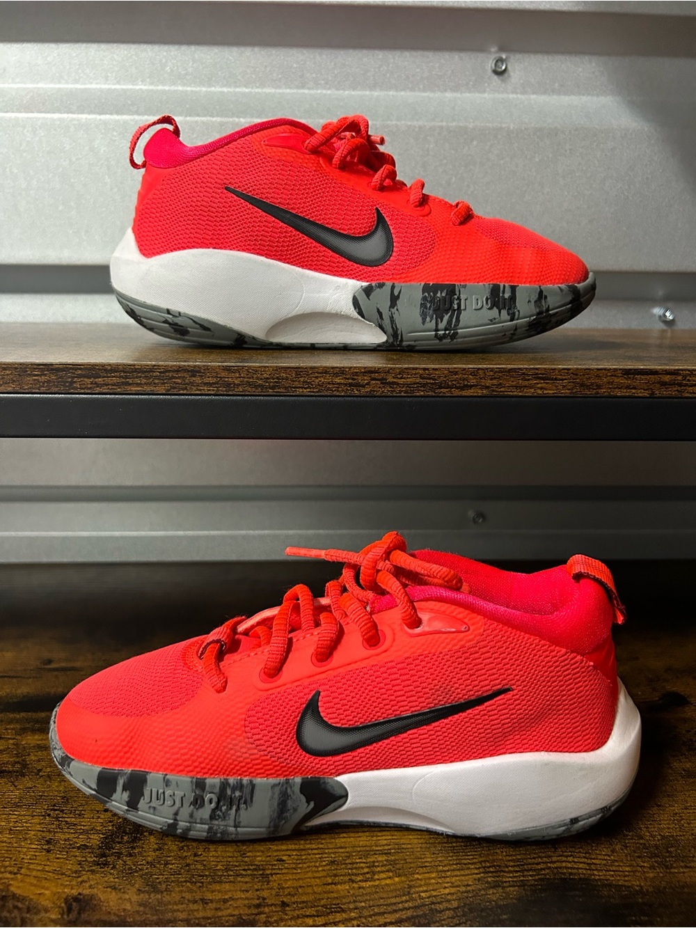 Nike Isofly GS Bright Crimson / Smoke Grey Size 1 Y